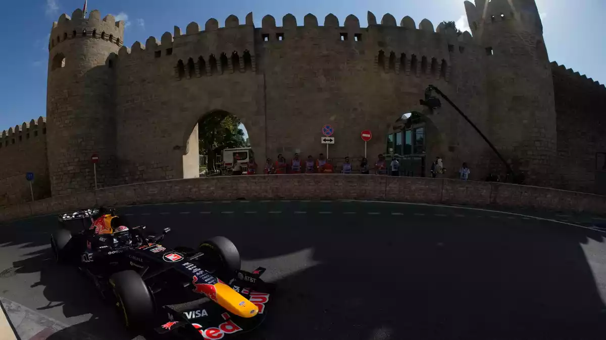 Max Verstappen vor der malerischen Kulisse in Baku. - Bild: Pavel Bednyakov/AP/dpa