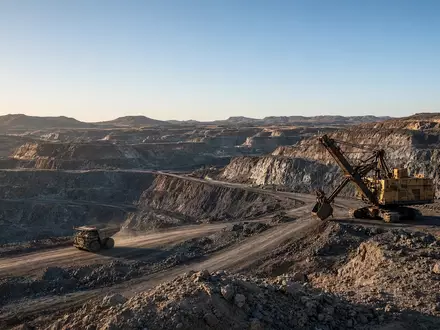 Große industrielle Bergbaumaschinen in einem Uran-Tagebaugelände. - Foto: über boerse-global.de