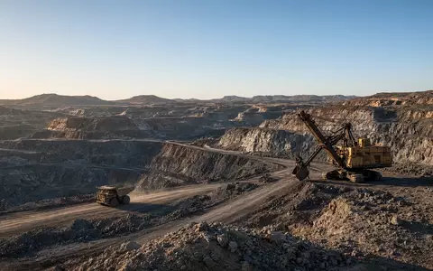 Große industrielle Bergbaumaschinen in einem Uran-Tagebaugelände. - Foto: über boerse-global.de
