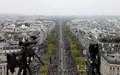 Eine Aufnahme vom Dach des Arc de Triomphe zeigt die großen Menschenmassen, die sich versammelt haben. - Foto: Sameer Al-Doumy/AFP/dpa