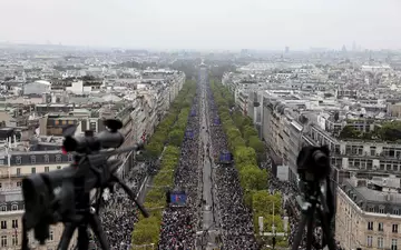 Eine Aufnahme vom Dach des Arc de Triomphe zeigt die großen Menschenmassen, die sich versammelt haben. - Foto: Sameer Al-Doumy/AFP/dpa
