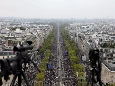 Eine Aufnahme vom Dach des Arc de Triomphe zeigt die groĂźen Menschenmassen, die sich versammelt haben. - Foto: Sameer Al-Doumy/AFP/dpa
