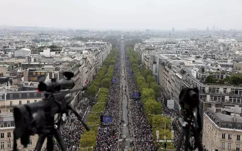 Eine Aufnahme vom Dach des Arc de Triomphe zeigt die großen Menschenmassen, die sich versammelt haben. - Foto: Sameer Al-Doumy/AFP/dpa