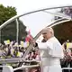 Hunderttausende Menschen sind für die Papstmesse ins Stadtzentrum von Paris gekommen. - Bild: Emma Da Silva/AP/dpa