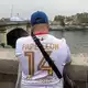 Manche trugen Fußballtrikots mit dem Namen des Papstes und der Nummer 14. - Bild: Christoph Sator/dpa