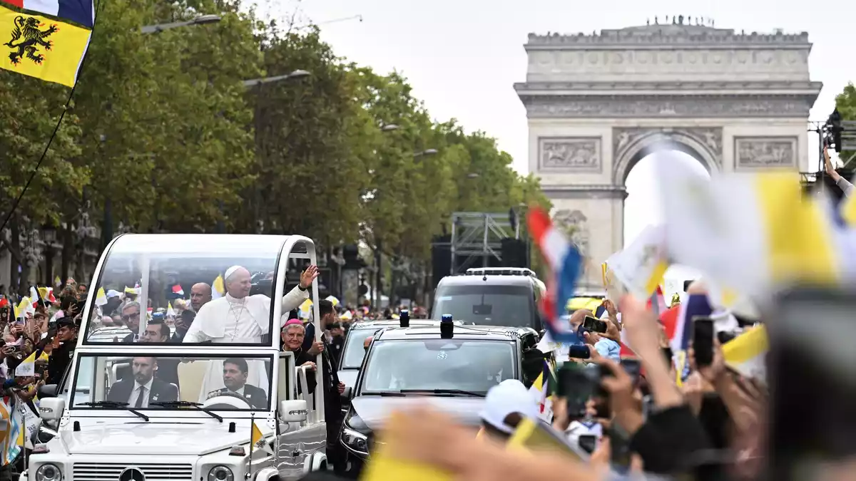 Papst Leo winkt der Menschenmenge auf den Champs-Élysées. - Bild: Emma Da Silva/AP/dpa