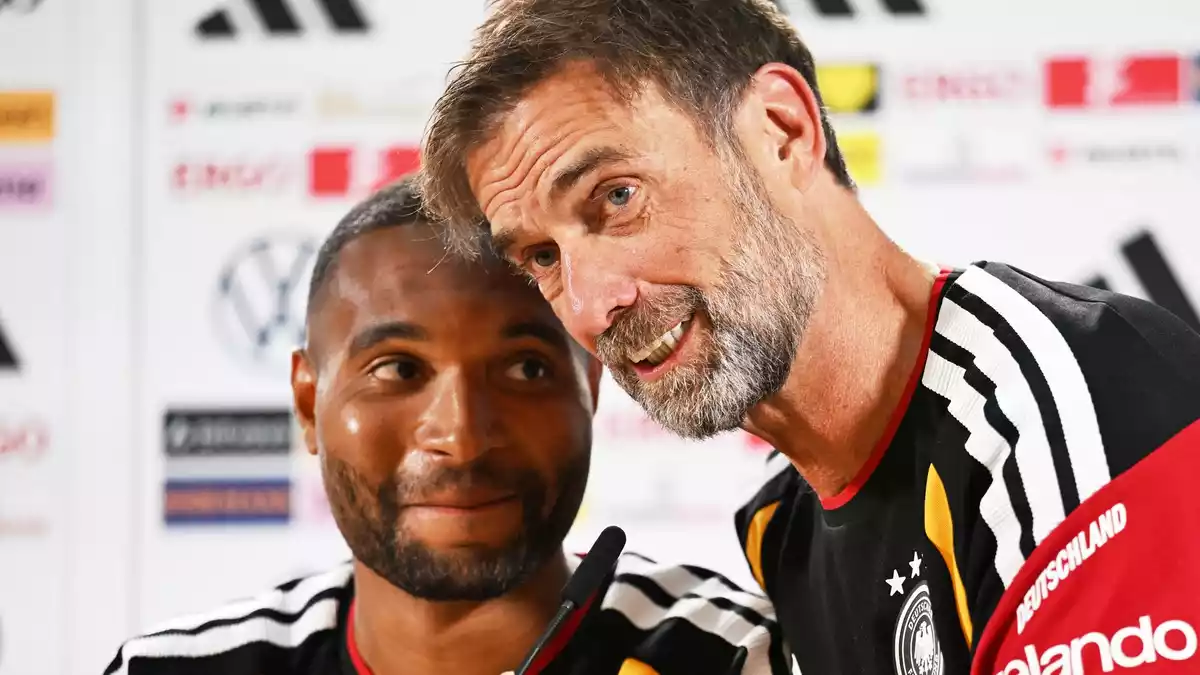 Jonathan Tah und Jürgen Klopp erlaubten sich ein Späßchen bei der Pressekonferenz.  - Bild: Federico Gambarini/dpa