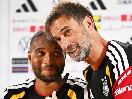Jonathan Tah und Jürgen Klopp erlaubten sich ein Späßchen bei der Pressekonferenz.  - Foto: Federico Gambarini/dpa