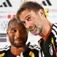 Jonathan Tah und Jürgen Klopp erlaubten sich ein Späßchen bei der Pressekonferenz.  - Bild: Federico Gambarini/dpa
