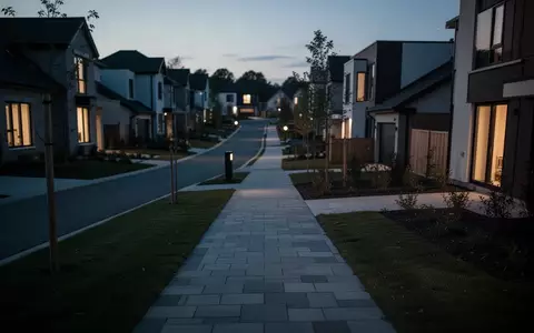 Eine ruhige Wohnstraße in der Abenddämmerung, die die Bedeutung schneller Hilfe im häuslichen Umfeld symbolisiert. - Foto: über boerse-global.de