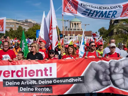 Wie hier in Stuttgart demonstrierten bundesweit Zehntausende für einen starken Sozialstaat.  - Foto: Enrique Kaczor/dpa