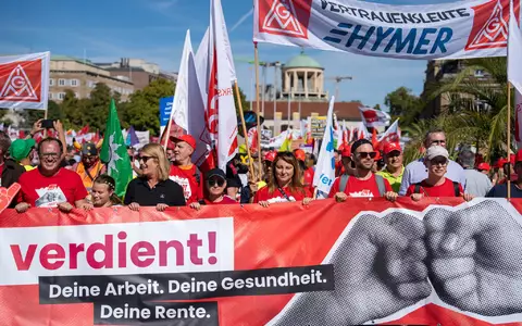 Wie hier in Stuttgart demonstrierten bundesweit Zehntausende für einen starken Sozialstaat. - Foto: Enrique Kaczor/dpa
