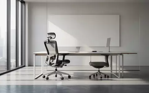 Ein minimalistischer, aufgeräumter Arbeitsbereich in einem modernen Büro mit natürlichem Lichteinfall. - Foto: über boerse-global.de
