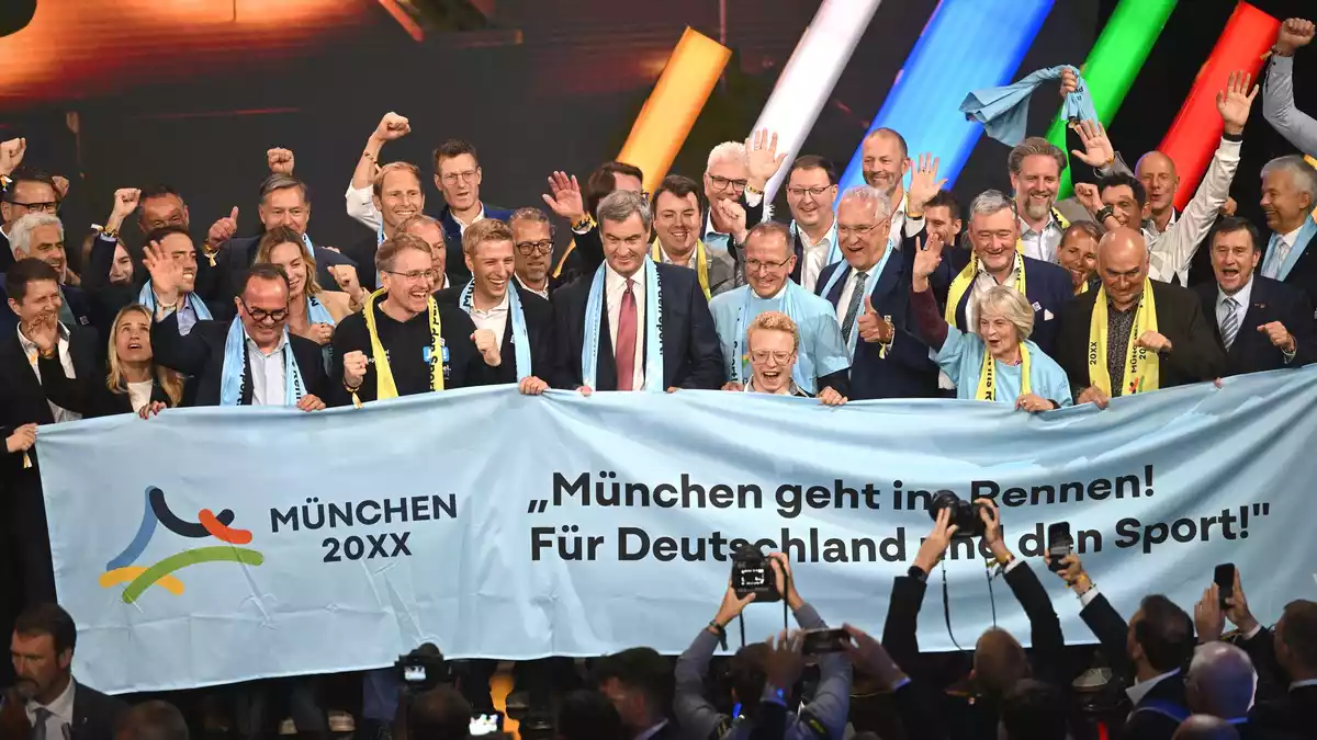 Die bayerische Delegation hat Grund zur Freude. - Bild: Marijan Murat/dpa
