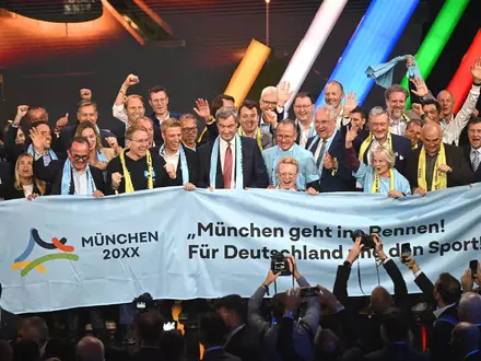 Die bayerische Delegation hat Grund zur Freude. - Foto: Marijan Murat/dpa