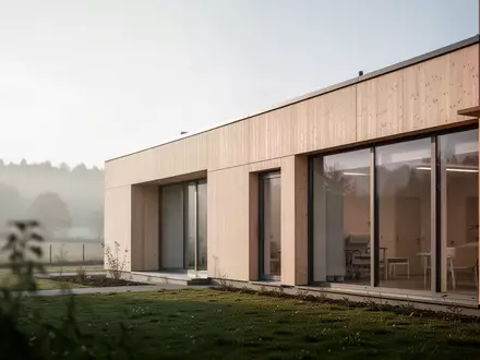 Modernes Pflegeheimgebäude mit großen Fensterfronten und heller Holzfassade in einer ruhigen Umgebung. - Foto: über boerse-global.de