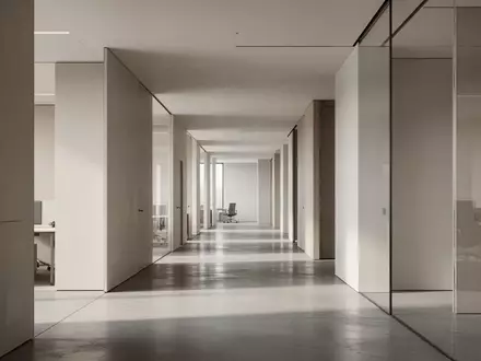 Ein minimalistischer, leerer Flur in einem modernen Bürogebäude mit hellem Tageslicht und klaren architektonischen Linien. - Foto: über boerse-global.de