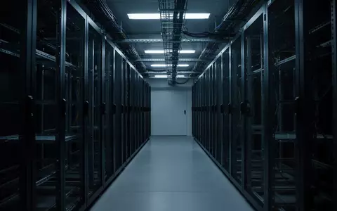 Ein dunkler, minimalistischer Serverraum mit leeren Serverschränken und kühler blauer Beleuchtung. - Foto: über boerse-global.de