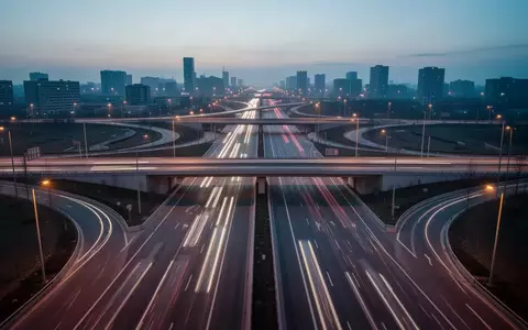 Eine nächtliche Autobahnkreuzung mit fließenden Lichtspuren und moderner Infrastruktur. - Foto: über boerse-global.de