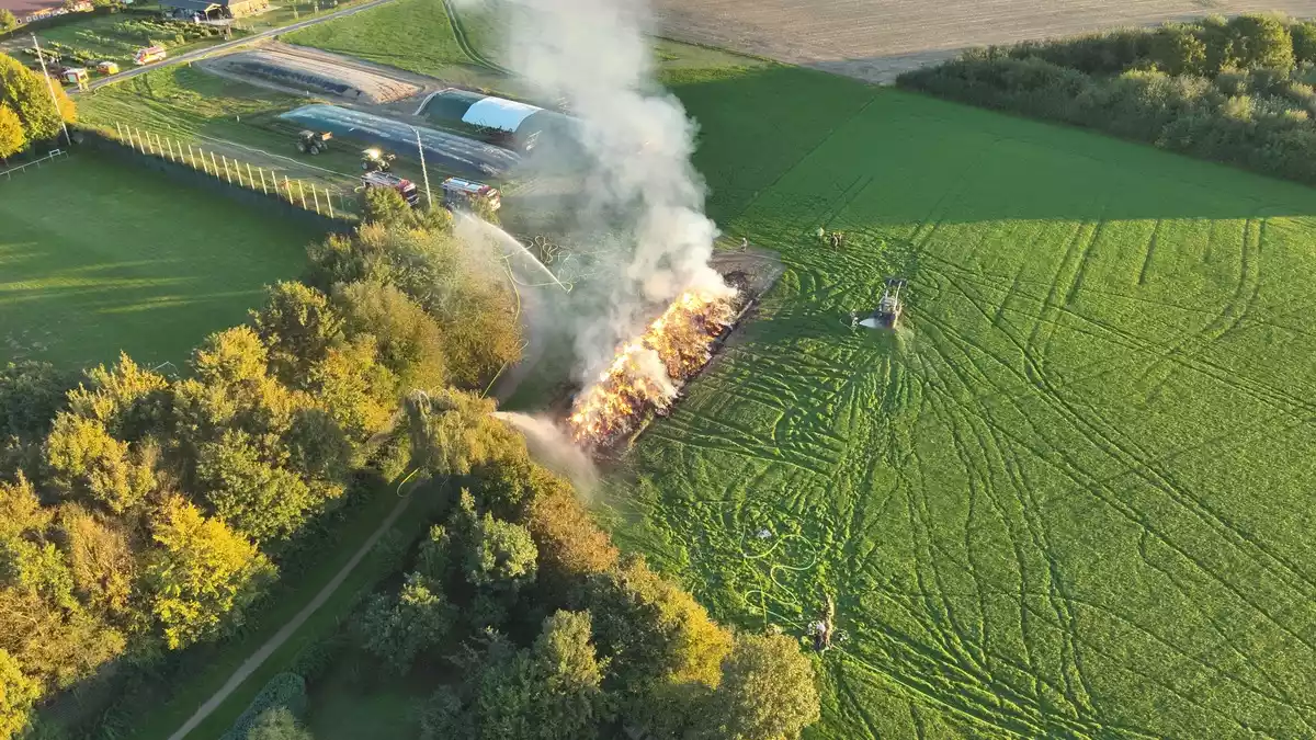FW Voerde: Strohmiete brannte-Feuerwehr Voerde im Einsatz - Bild: presseportal.de