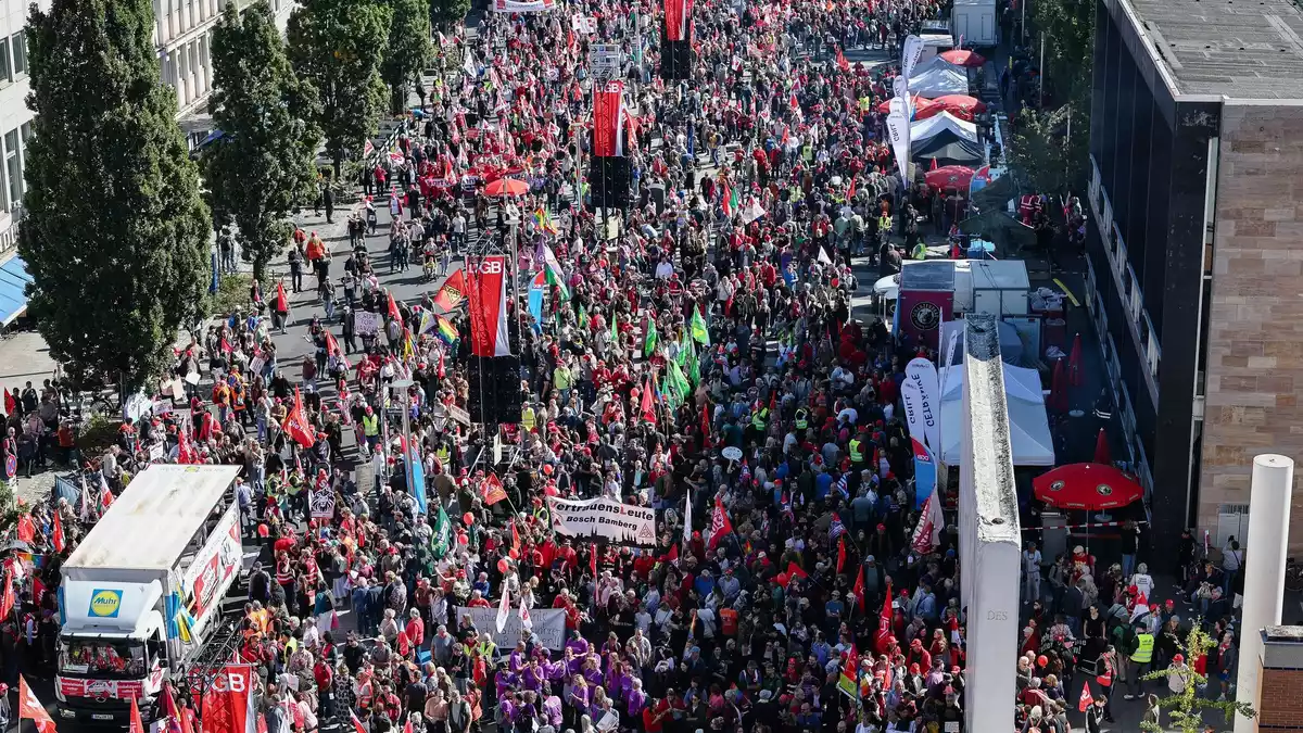 Allein 20.000 Menschen zogen nach Polizeiangaben bei verschiedenen Demonstrationszügen durch Nürnberg. - Bild: Daniel Löb/dpa