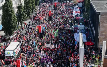Allein 20.000 Menschen zogen nach Polizeiangaben bei verschiedenen Demonstrationszügen durch Nürnberg. - Foto: Daniel Löb/dpa