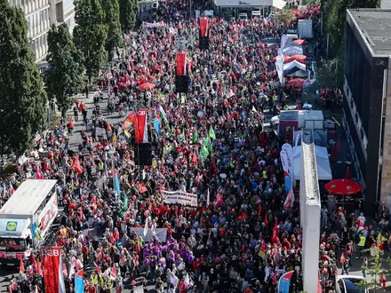 Allein 20.000 Menschen zogen nach Polizeiangaben bei verschiedenen Demonstrationszügen durch Nürnberg. - Foto: Daniel Löb/dpa