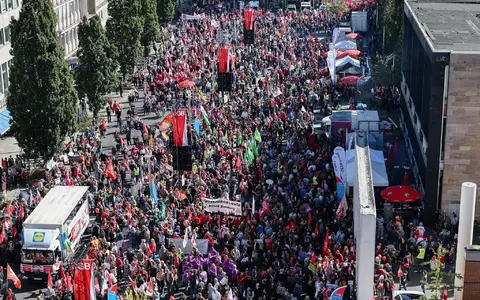 Allein 20.000 Menschen zogen nach Polizeiangaben bei verschiedenen Demonstrationszügen durch Nürnberg. - Foto: Daniel Löb/dpa