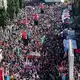 Allein 20.000 Menschen zogen nach Polizeiangaben bei verschiedenen Demonstrationszügen durch Nürnberg. - Bild: Daniel Löb/dpa