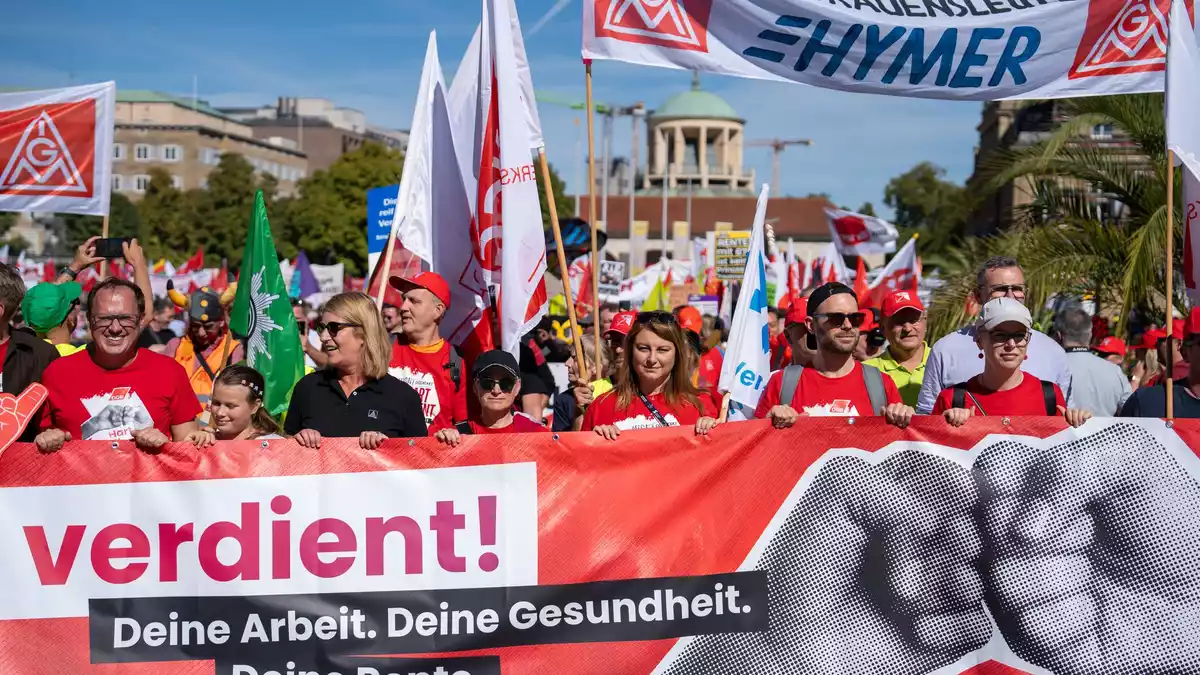 Wie hier in Stuttgart demonstrierten bundesweit Zehntausende für einen starken Sozialstaat.  - Bild: Enrique Kaczor/dpa