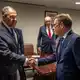 Ein Handschlag und 20 Minuten Gespräch: Lawrow und Wadephul treffen sich überraschend zu Gesprächen in New York. - Bild: Michael Kappeler/dpa