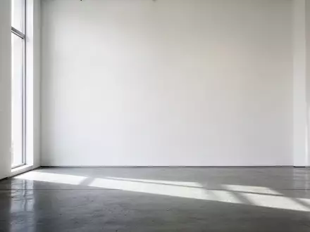 Ein minimalistischer, lichtdurchfluteter Ausstellungsraum einer Kunstgalerie mit klaren Linien und natürlichem Lichteinfall. - Foto: über boerse-global.de
