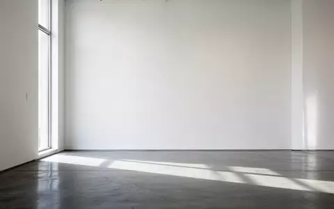 Ein minimalistischer, lichtdurchfluteter Ausstellungsraum einer Kunstgalerie mit klaren Linien und natürlichem Lichteinfall. - Foto: über boerse-global.de