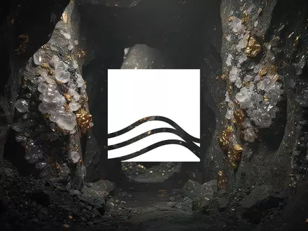 Nahaufnahme von mineralhaltigem Gestein in einer unterirdischen Goldmine bei atmosphärischer Beleuchtung. - Foto: über boerse-global.de