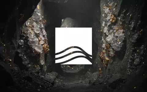 Nahaufnahme von mineralhaltigem Gestein in einer unterirdischen Goldmine bei atmosphärischer Beleuchtung. - Foto: über boerse-global.de