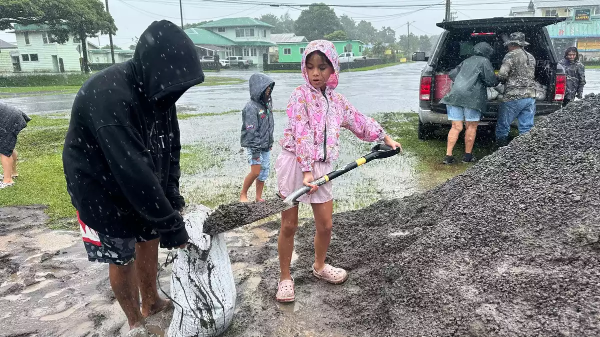 In Hawaii füllen Menschen Sandsäcke, um ihre Häuser vor den Auswirkungen von «Nolo» zu schützen. - Bild: Eugene Garcia/AP/dpa