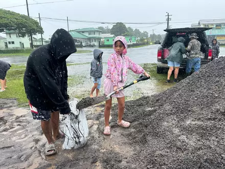 In Hawaii füllen Menschen Sandsäcke, um ihre Häuser vor den Auswirkungen von «Nolo» zu schützen. - Foto: Eugene Garcia/AP/dpa