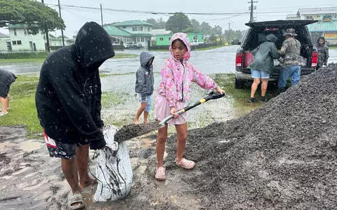 In Hawaii füllen Menschen Sandsäcke, um ihre Häuser vor den Auswirkungen von «Nolo» zu schützen. - Foto: Eugene Garcia/AP/dpa