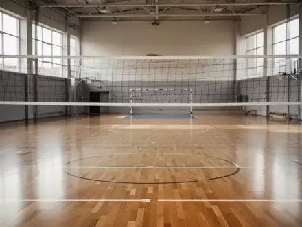 Ein leeres Volleyballnetz in einer hellen, modernen Sporthalle mit Parkettboden. - Foto: über boerse-global.de