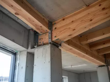 Rohbau einer Holz-Beton-Verbunddecke in einem modernen Gebäude bei Tageslicht - Foto: über boerse-global.de