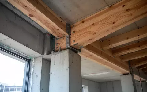 Rohbau einer Holz-Beton-Verbunddecke in einem modernen Gebäude bei Tageslicht - Foto: über boerse-global.de
