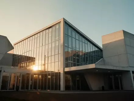 Modernes Verwaltungsgebäude in den Niederlanden mit klarer Architektur bei Sonnenuntergang. - Foto: über boerse-global.de