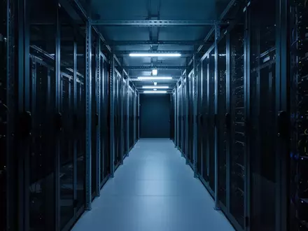 Ein moderner, minimalistischer Serverraum mit industriellen Stahlstrukturen und kühler Beleuchtung. - Foto: über boerse-global.de