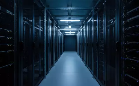 Ein moderner, minimalistischer Serverraum mit industriellen Stahlstrukturen und kühler Beleuchtung. - Foto: über boerse-global.de