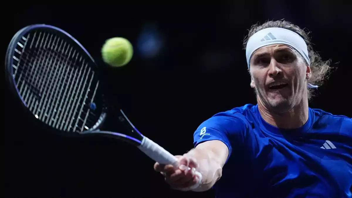Alexander Zverev schlägt aktuell beim Laver Cup auf. - Bild: Maja Smiejkowska/AP/dpa