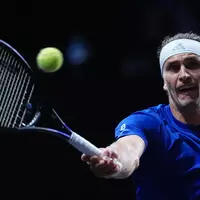 Alexander Zverev schlägt aktuell beim Laver Cup auf. - Foto: Maja Smiejkowska/AP/dpa