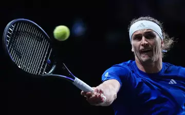 Alexander Zverev schlägt aktuell beim Laver Cup auf. - Foto: Maja Smiejkowska/AP/dpa