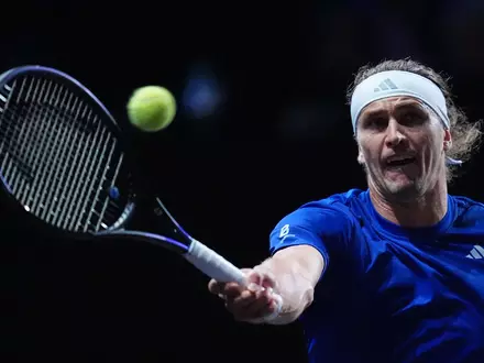 Alexander Zverev schlägt aktuell beim Laver Cup auf. - Foto: Maja Smiejkowska/AP/dpa