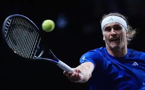Alexander Zverev schlägt aktuell beim Laver Cup auf. - Foto: Maja Smiejkowska/AP/dpa