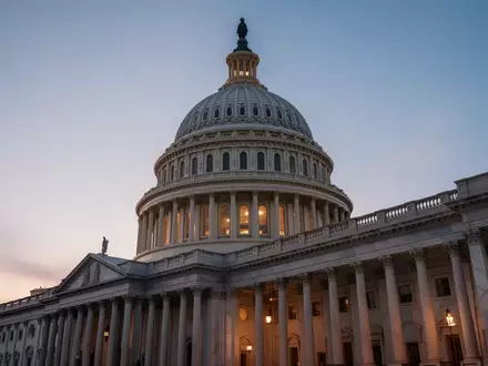 Die Kuppel des Kapitols der Vereinigten Staaten in Washington D.C. während der Dämmerung. - Foto: über boerse-global.de